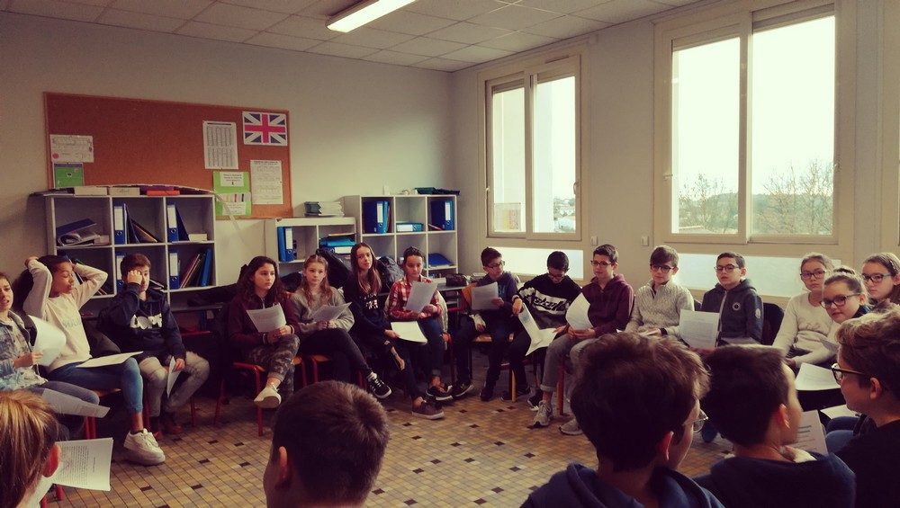 Une comédienne a rencontré la classe de 6A dans le cadre du projet théâtre avec le théâtre du Quai