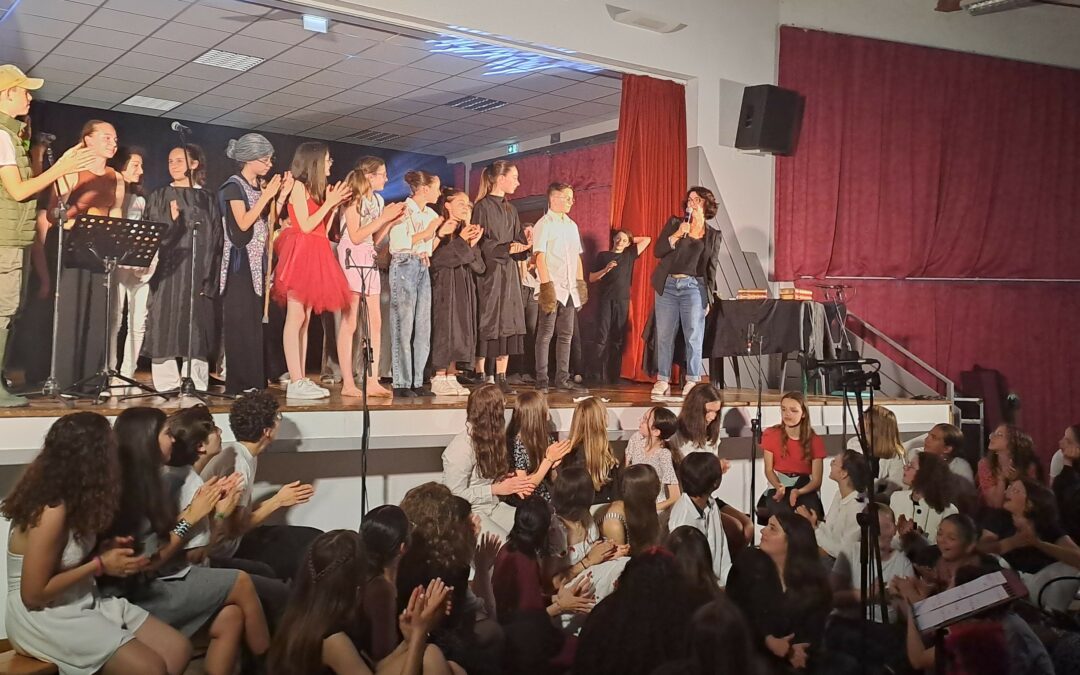 Un très beau spectacle musical de la classe 6A « Art et spectacle » et des élèves de la chorale